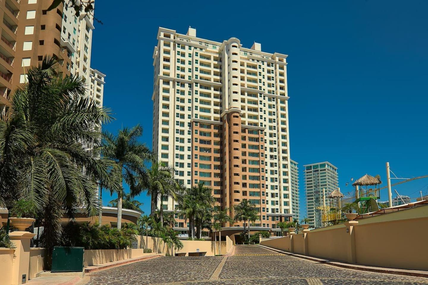 Grand Venetian Beachfront Condos بويرتو فالارتا المظهر الخارجي الصورة