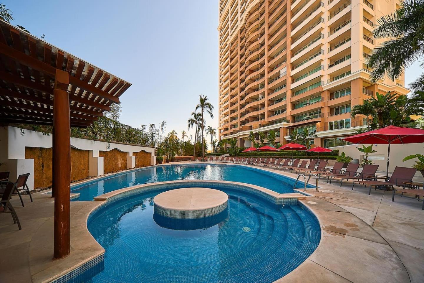 Grand Venetian Beachfront Condos بويرتو فالارتا المظهر الخارجي الصورة