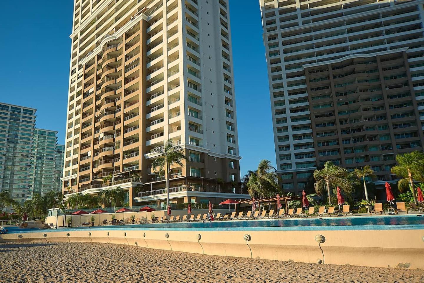 Grand Venetian Beachfront Condos بويرتو فالارتا المظهر الخارجي الصورة