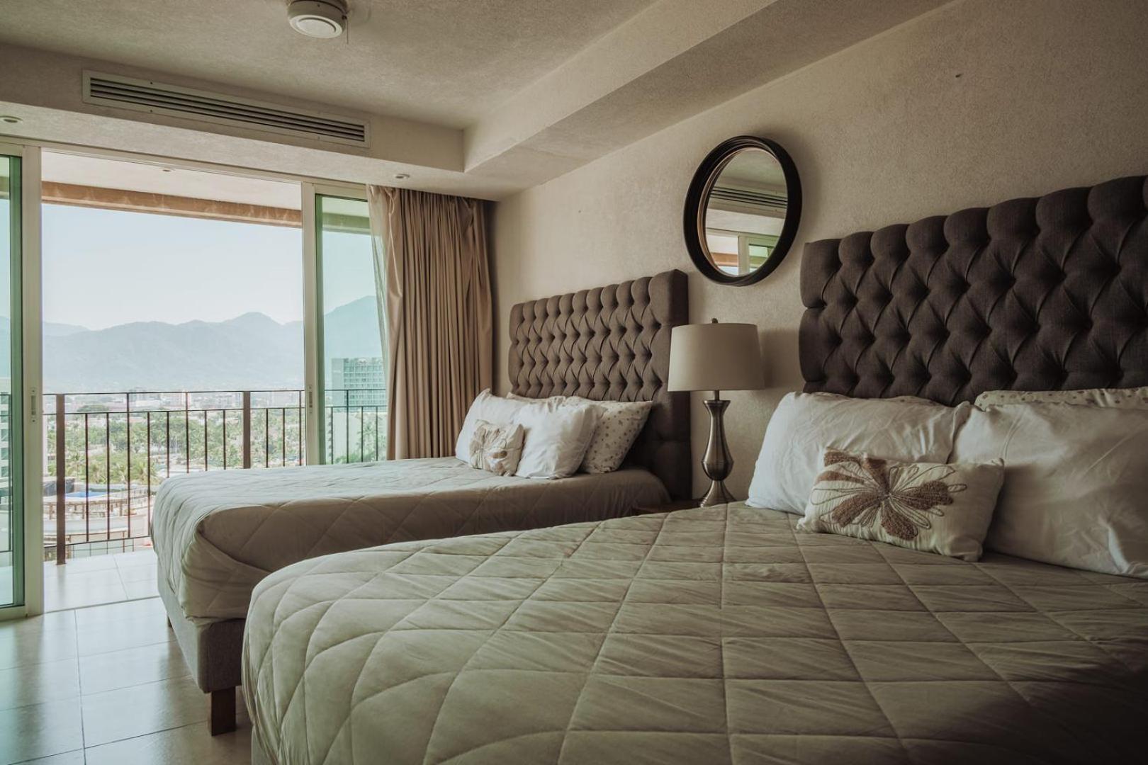 Grand Venetian Beachfront Condos بويرتو فالارتا المظهر الخارجي الصورة