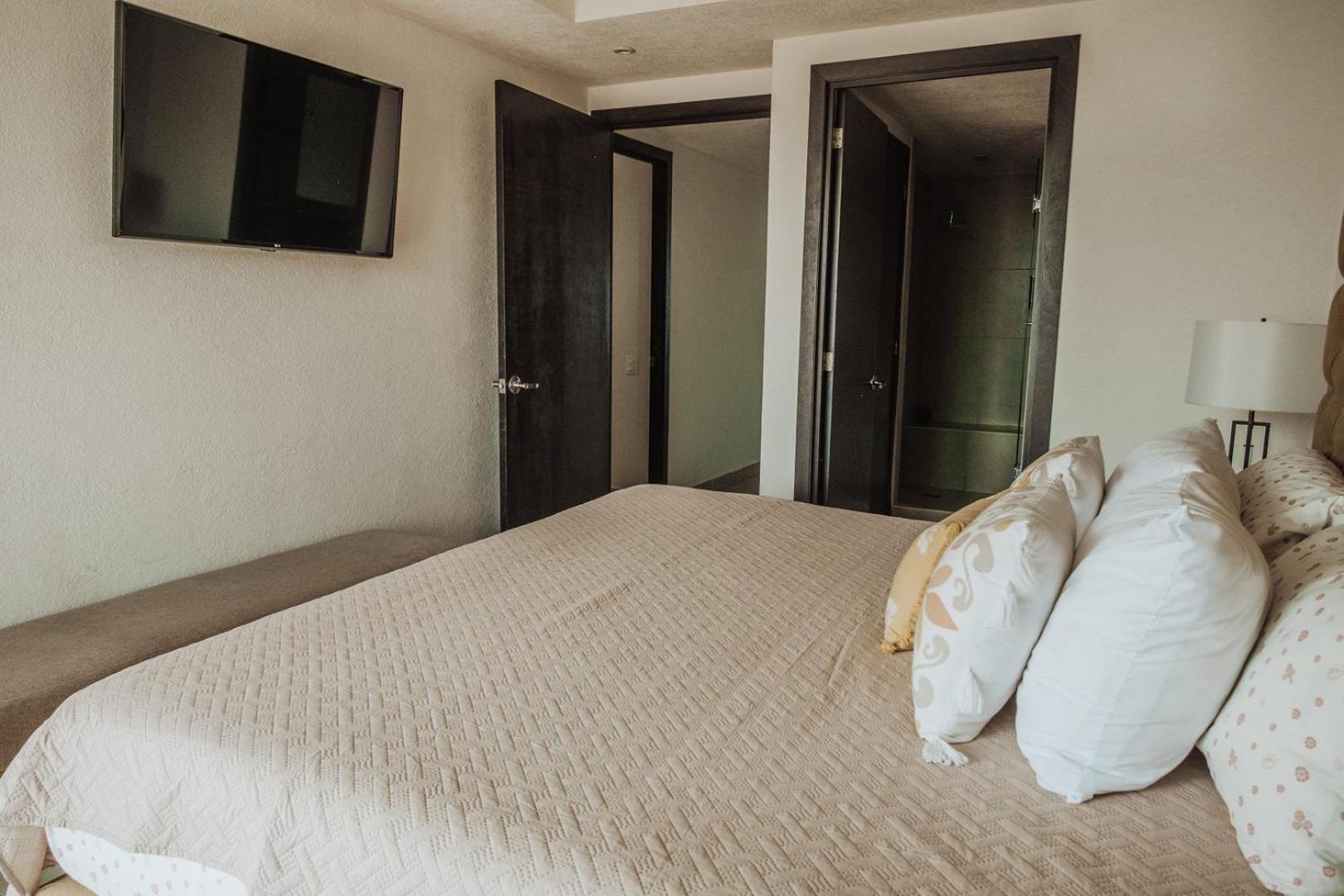 Grand Venetian Beachfront Condos بويرتو فالارتا المظهر الخارجي الصورة