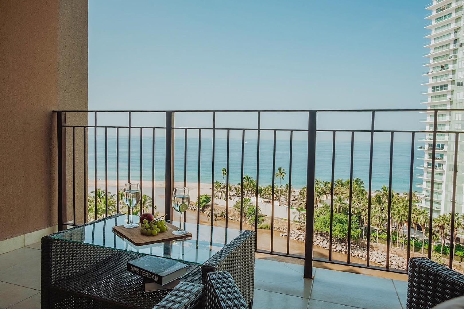 Grand Venetian Beachfront Condos بويرتو فالارتا المظهر الخارجي الصورة