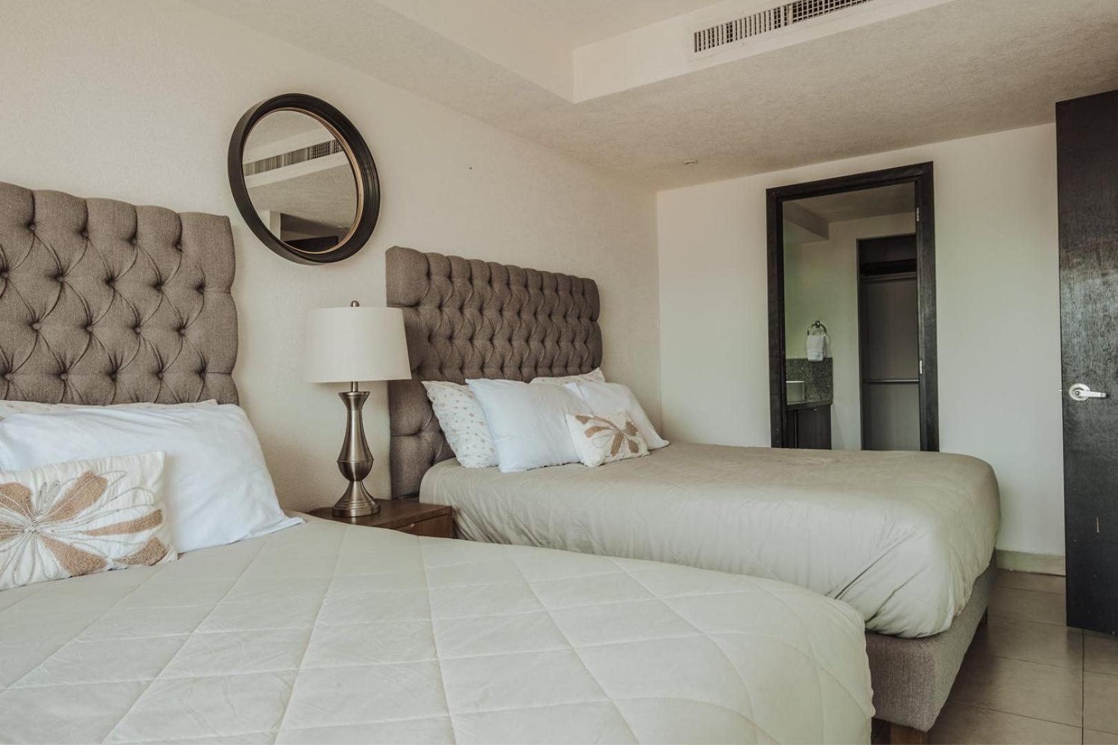 Grand Venetian Beachfront Condos بويرتو فالارتا المظهر الخارجي الصورة