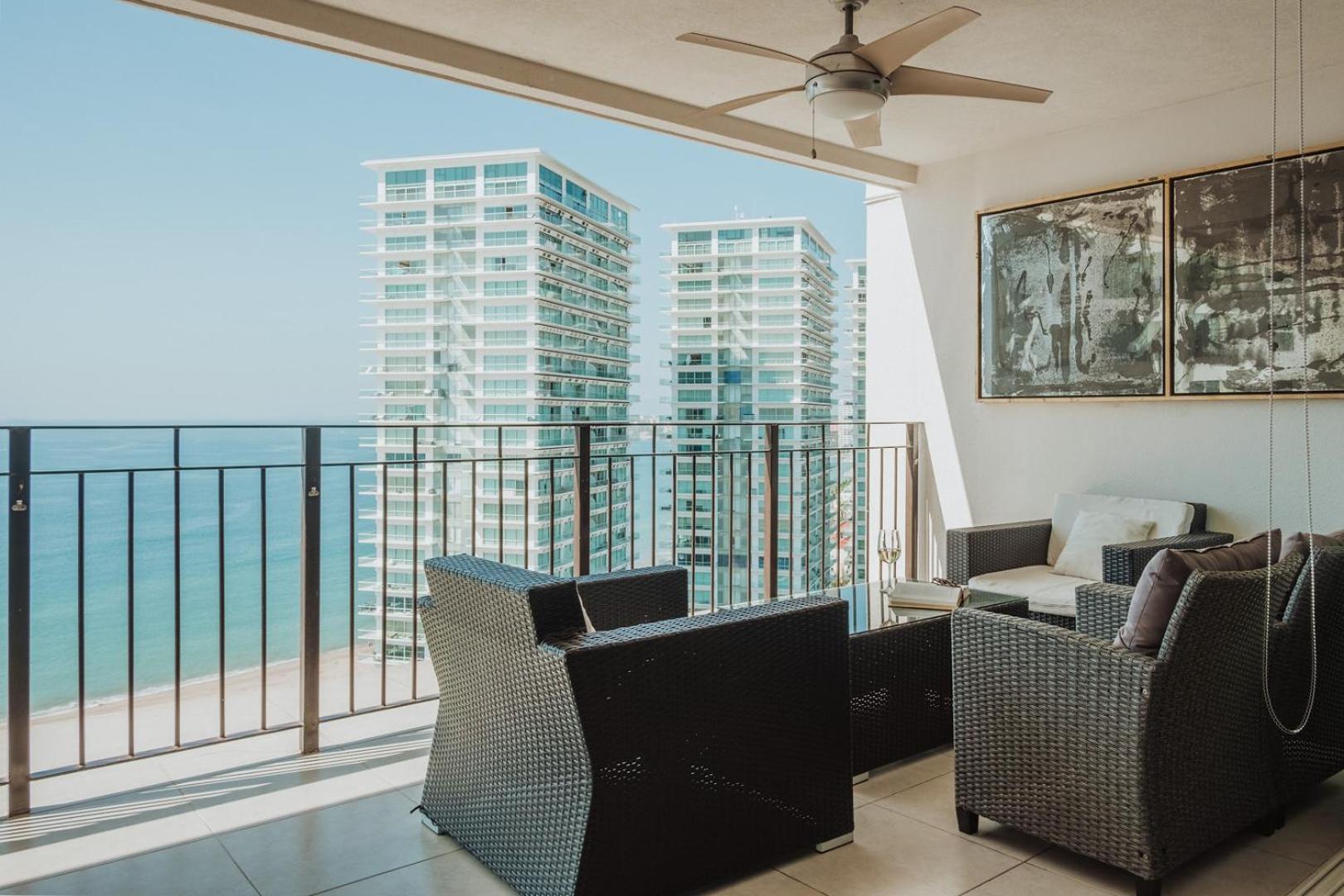 Grand Venetian Beachfront Condos بويرتو فالارتا المظهر الخارجي الصورة