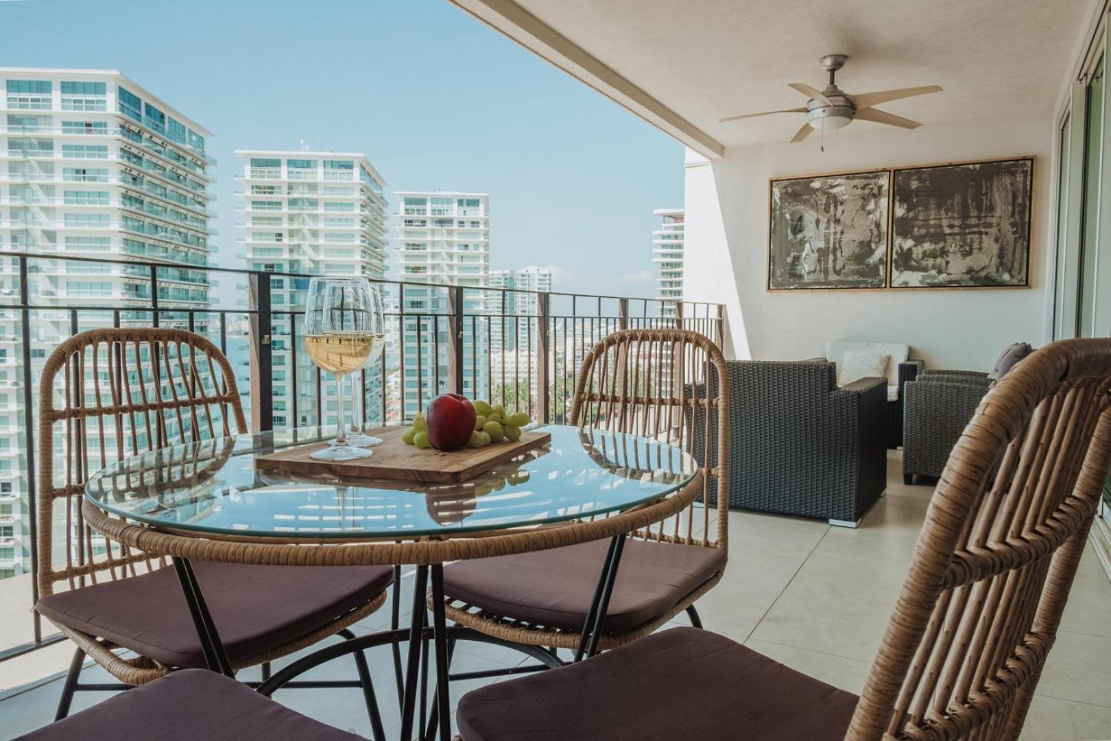 Grand Venetian Beachfront Condos بويرتو فالارتا المظهر الخارجي الصورة