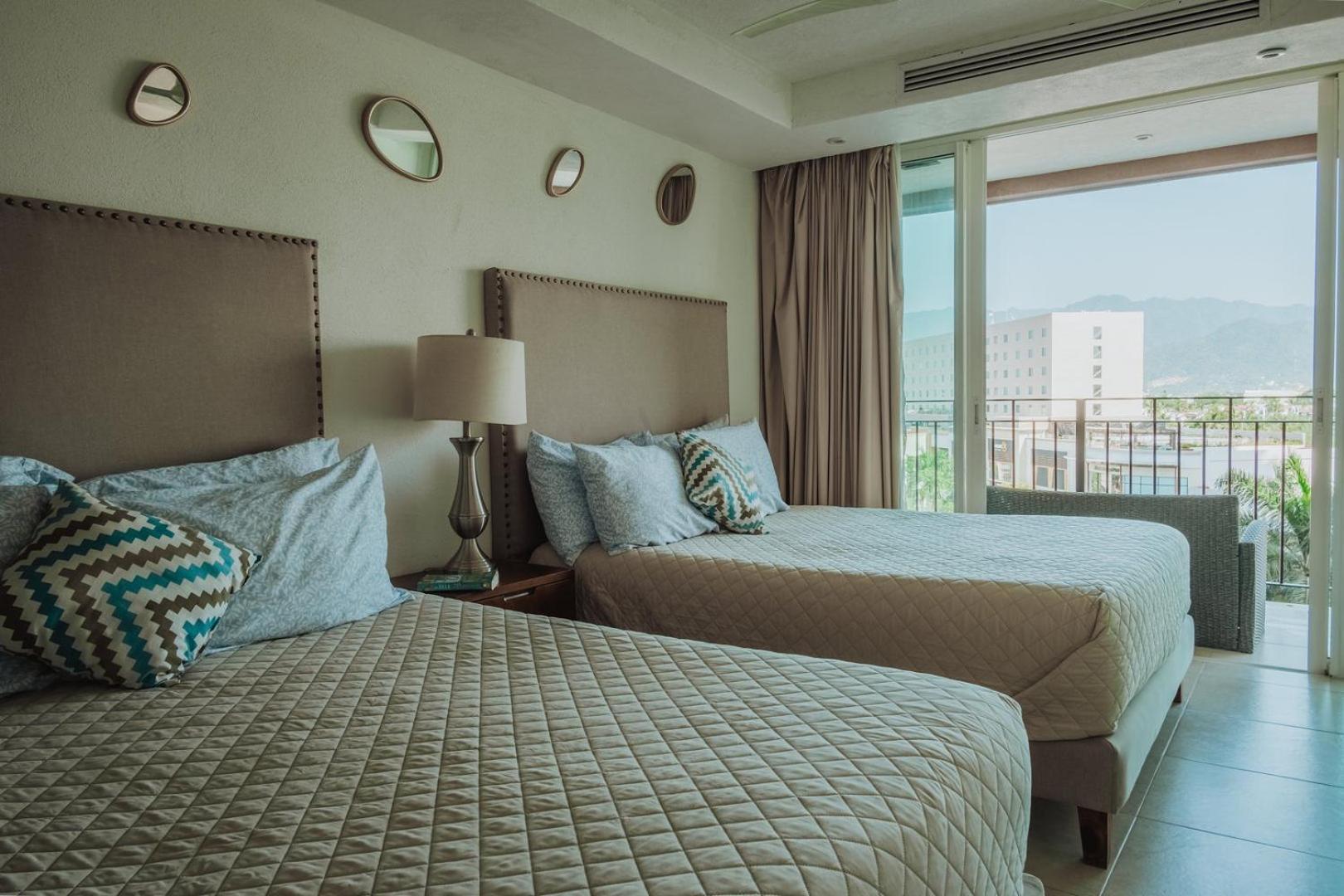 Grand Venetian Beachfront Condos بويرتو فالارتا المظهر الخارجي الصورة