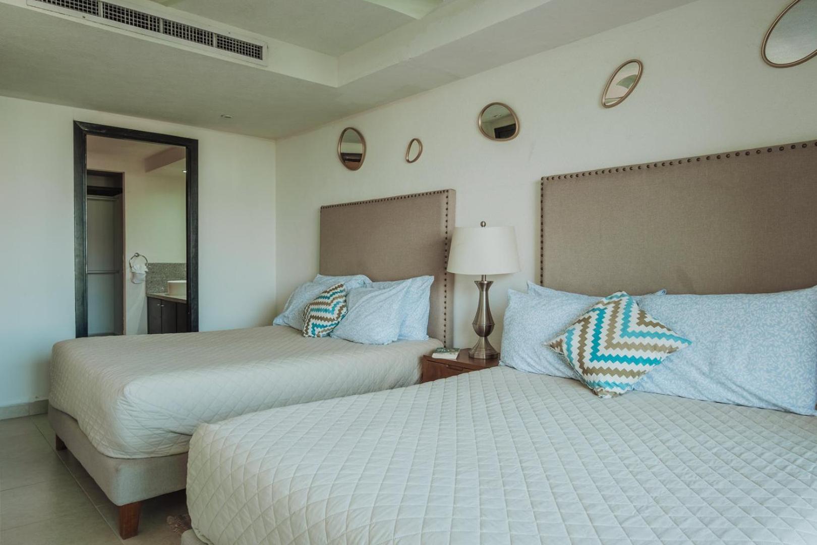 Grand Venetian Beachfront Condos بويرتو فالارتا المظهر الخارجي الصورة