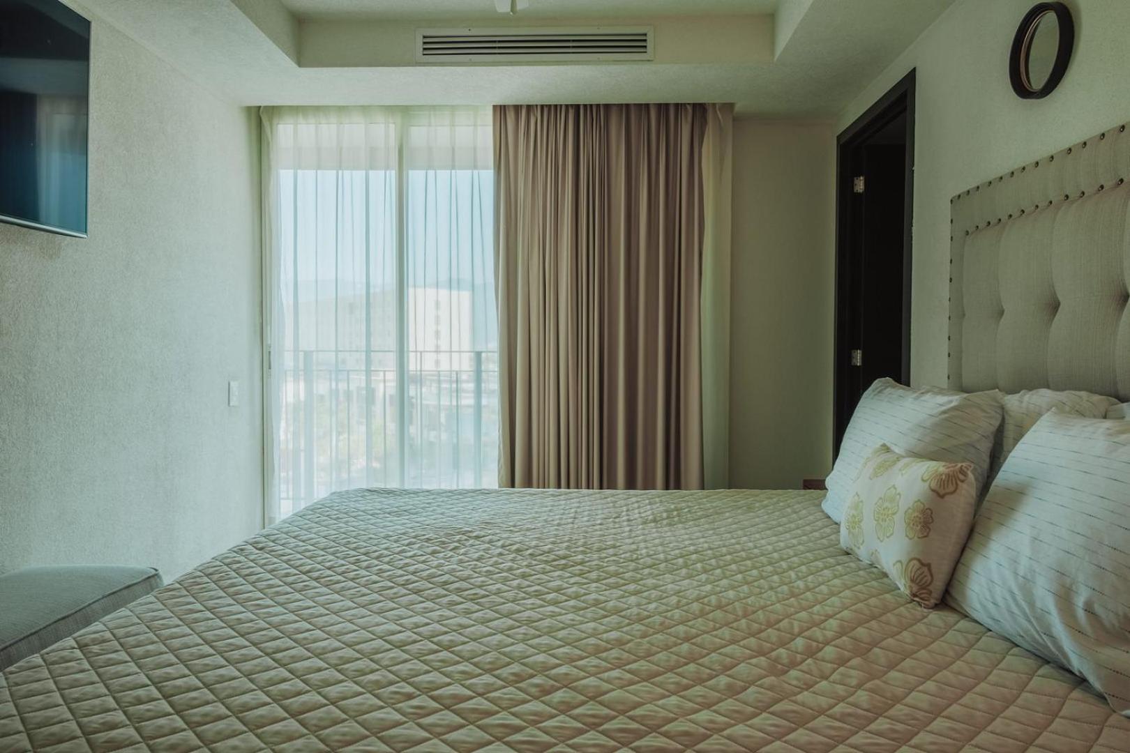 Grand Venetian Beachfront Condos بويرتو فالارتا المظهر الخارجي الصورة