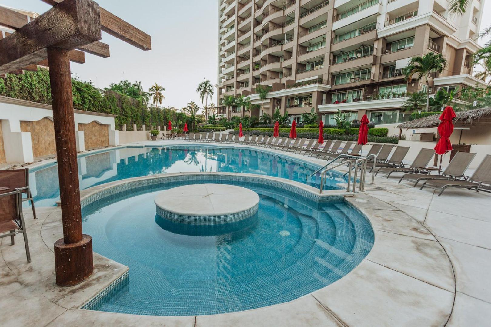 Grand Venetian Beachfront Condos بويرتو فالارتا المظهر الخارجي الصورة
