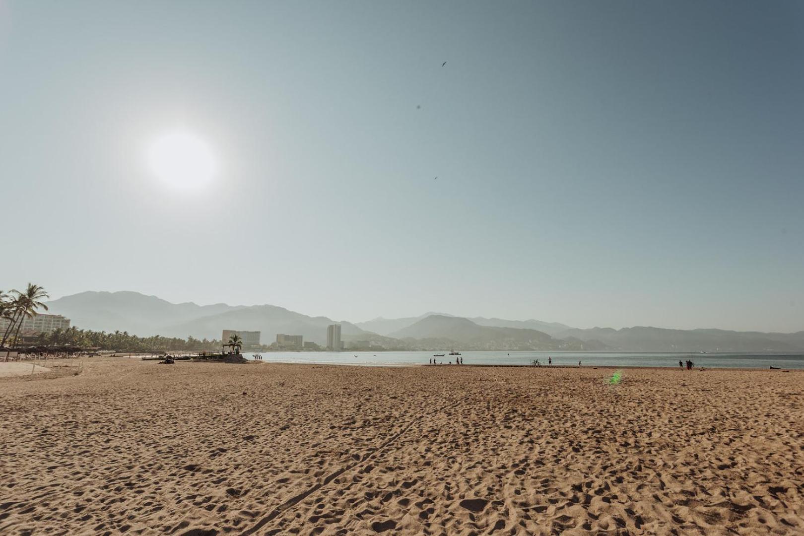 Grand Venetian Beachfront Condos بويرتو فالارتا المظهر الخارجي الصورة