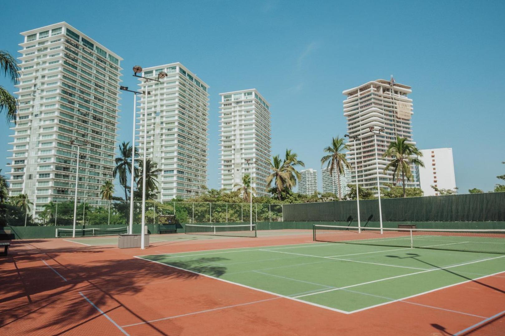 Grand Venetian Beachfront Condos بويرتو فالارتا المظهر الخارجي الصورة