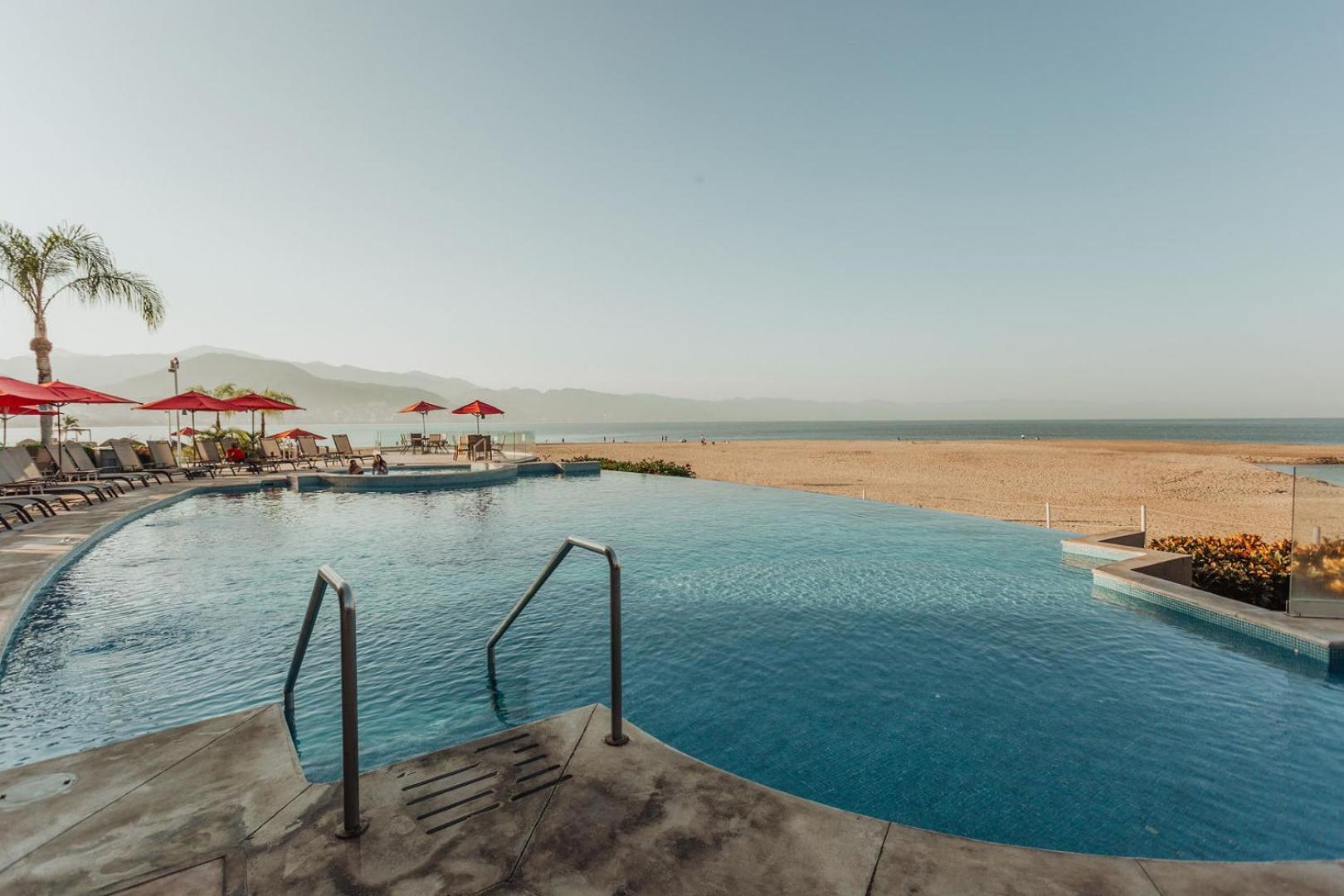 Grand Venetian Beachfront Condos بويرتو فالارتا المظهر الخارجي الصورة