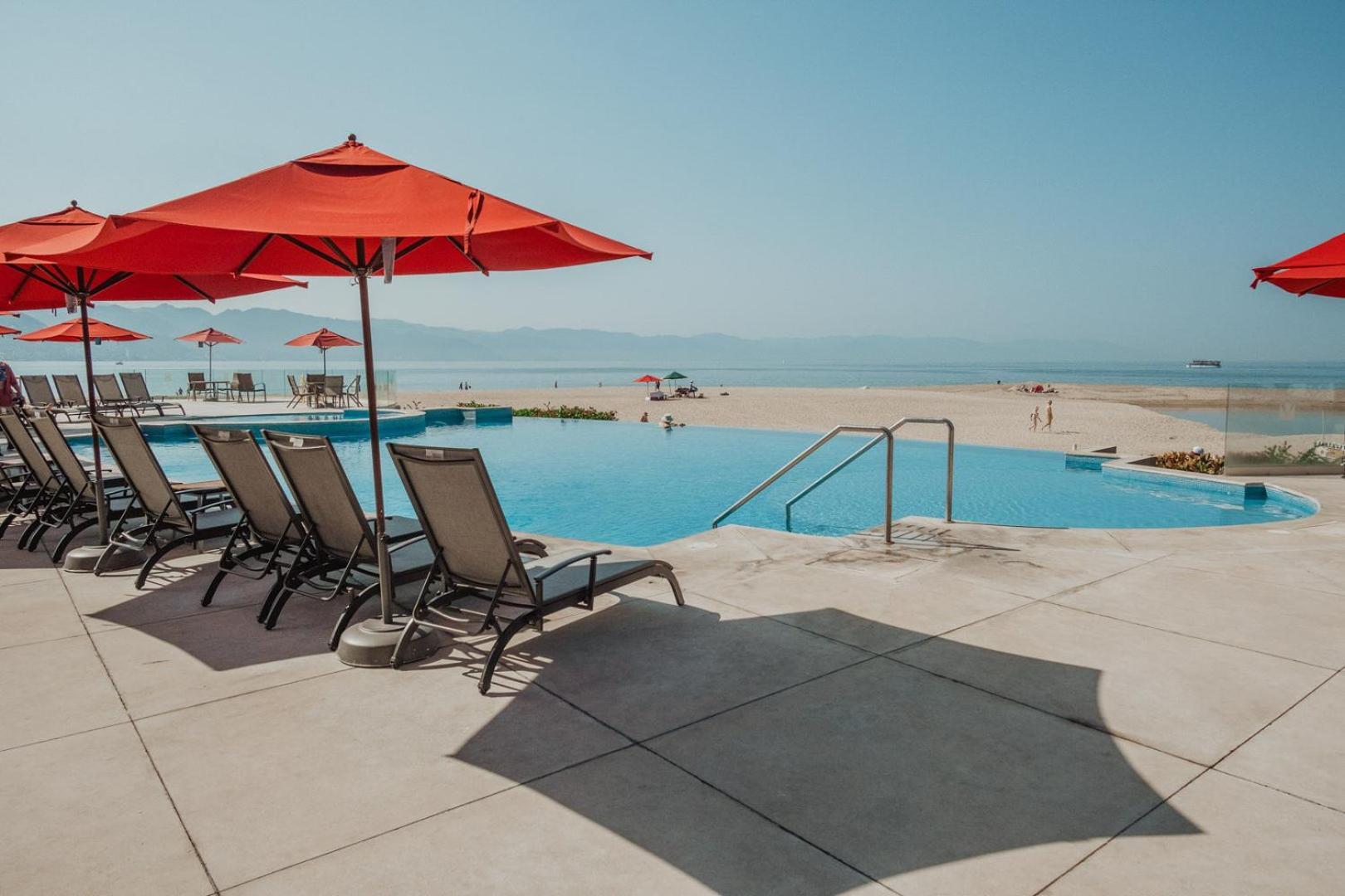 Grand Venetian Beachfront Condos بويرتو فالارتا المظهر الخارجي الصورة