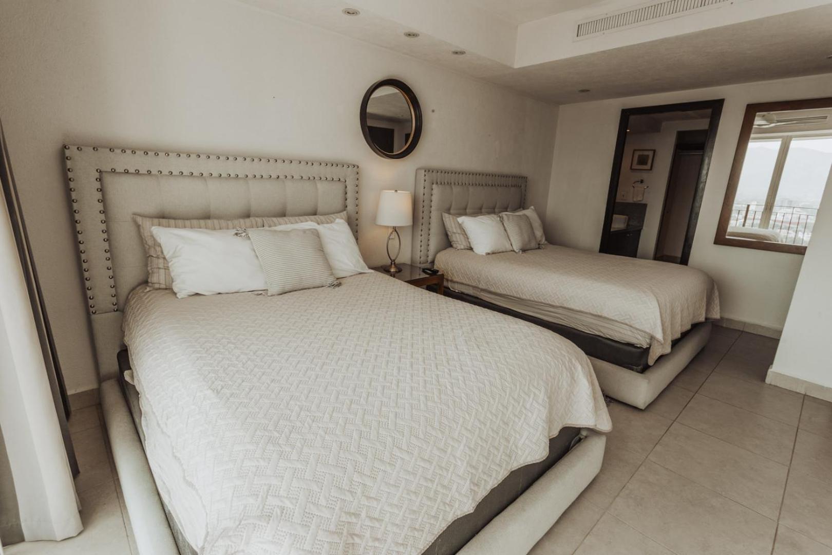 Grand Venetian Beachfront Condos بويرتو فالارتا المظهر الخارجي الصورة