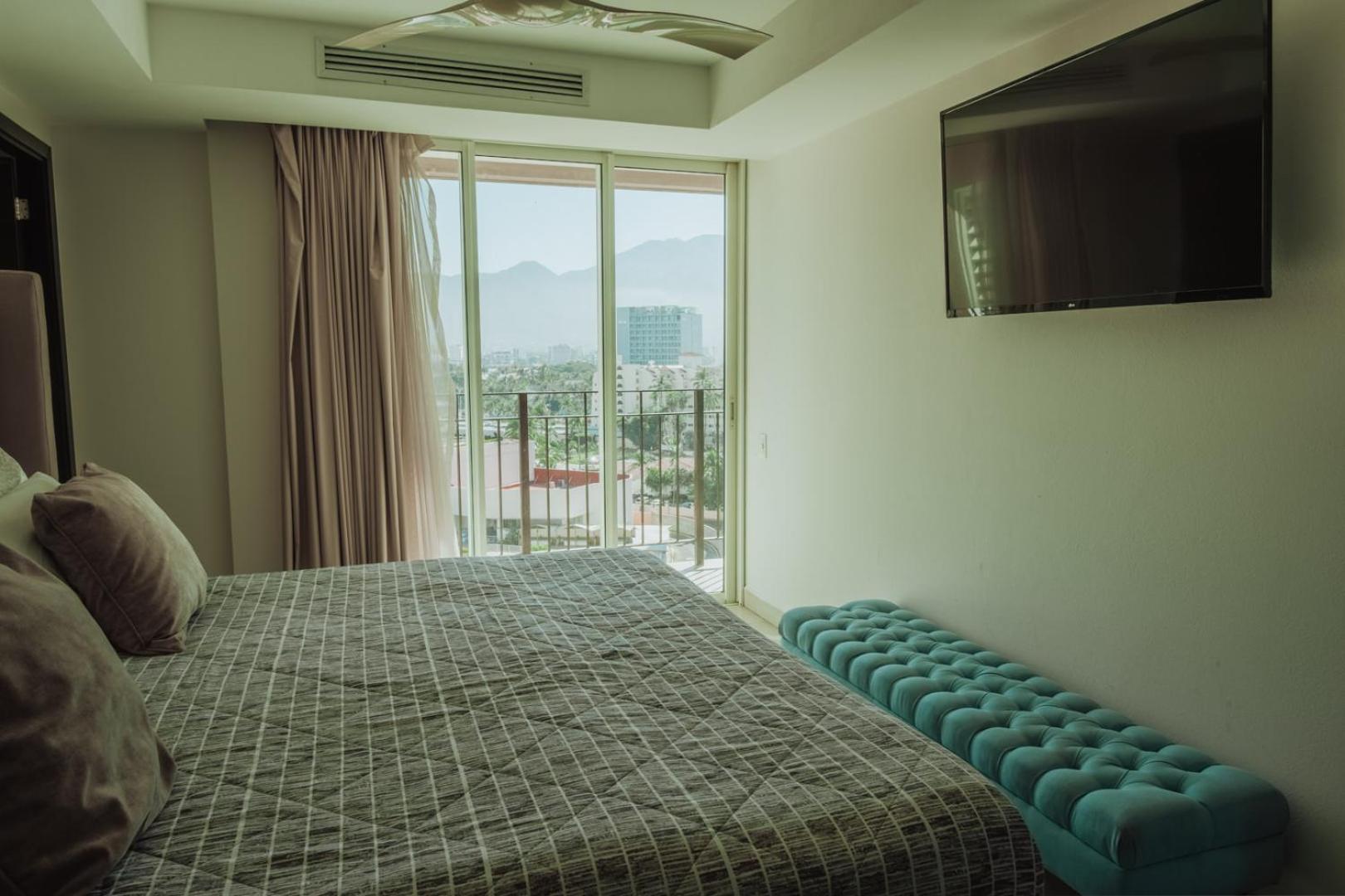 Grand Venetian Beachfront Condos بويرتو فالارتا المظهر الخارجي الصورة