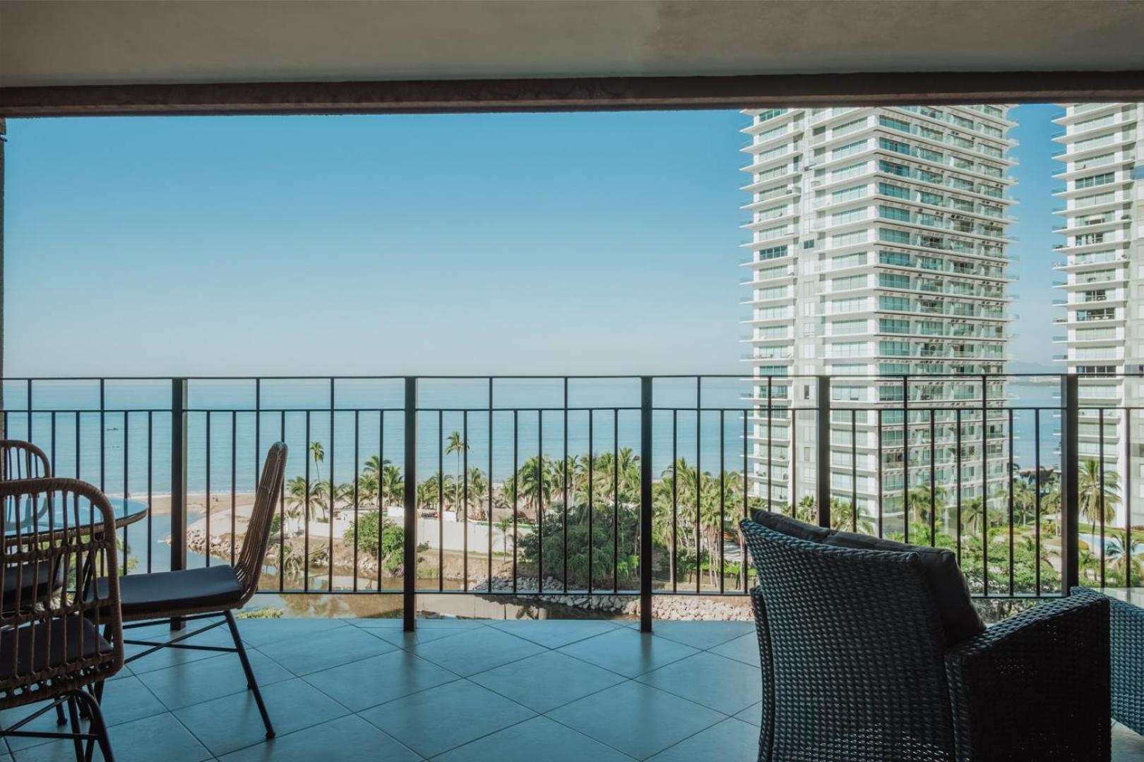Grand Venetian Beachfront Condos بويرتو فالارتا المظهر الخارجي الصورة