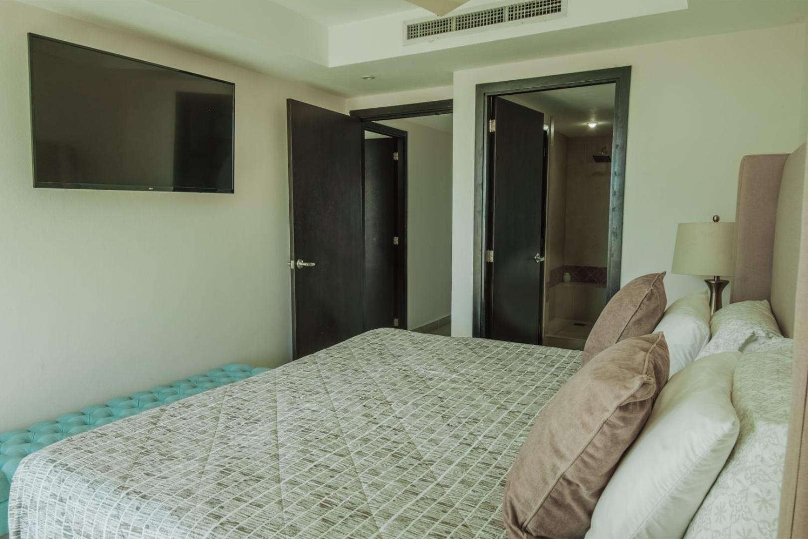 Grand Venetian Beachfront Condos بويرتو فالارتا المظهر الخارجي الصورة